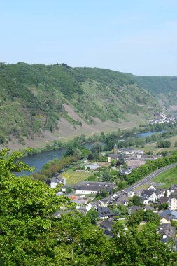 Cochem yakınlarındaki Mosell nehrinin manzarası