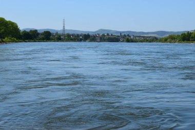 Nehirli güzel bir manzara