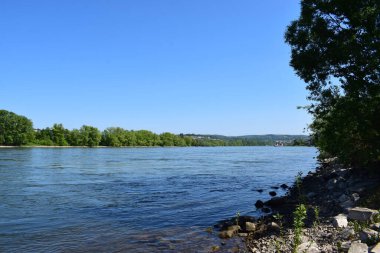 Ren nehri, Ren şehri ve nehrin yanında.