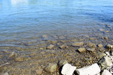 Taşlar ve nehirlerle dolu su yüzeyi.