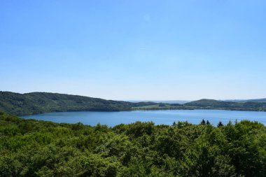 Laacher bak, Eifel 'deki volkan gölü.