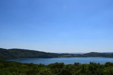 Laacher ormanın ortasına bak.