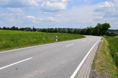 Ormanda boş asfalt yol
