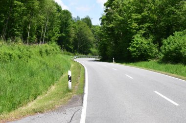 Kırsalda boş bir yol.