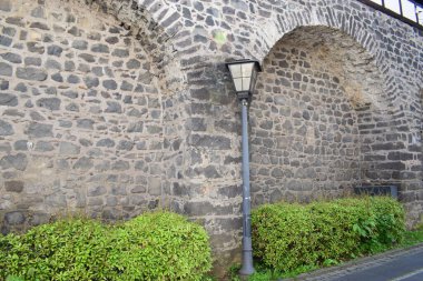 Büyük taş çitli eski bir duvar.