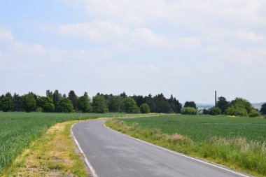 İlkbaharda kırsal bölgedeki tarlalarda köy yolu