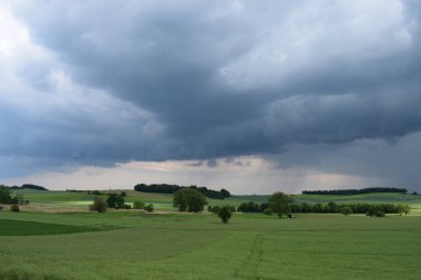 Bir tarlanın üzerinde fırtına ve fırtına bulutları