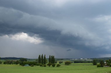 Baharda tarlaların üzerinde fırtına bulutları