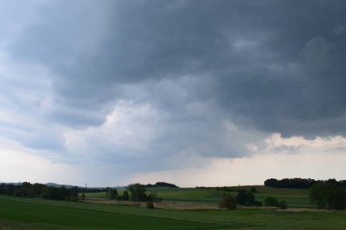 Fırtına bulutları tarlanın üzerinde