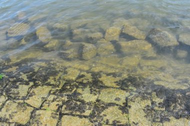 Nehirdeki su ve kayalar