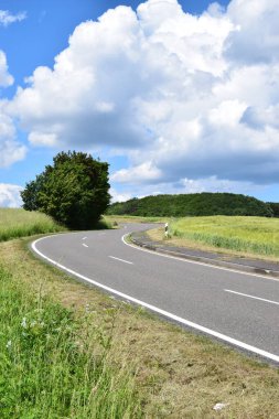 Kırsal yol ve Almanya 'da mavi bir gökyüzü