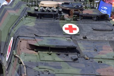 Bir tankta kırmızı haç