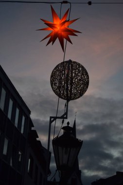 Noel ışıkları alacakaranlıkta