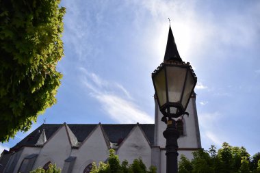 Mavi gökyüzü ile güzel kilise