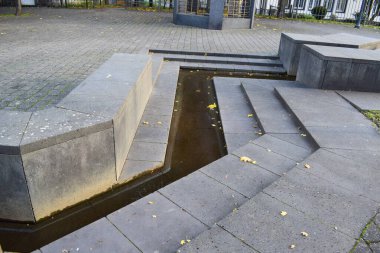 Kaldırımdaki küçük bir çeşmenin manzarası.