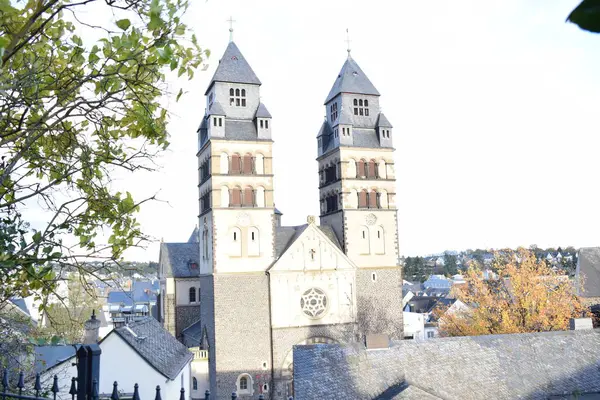 Hanımımızın kilisesi şehrin ortasındaki adada.