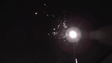 Gece gökyüzünde havai fişekler