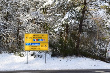 Eifel civarındaki kasabalara yol işareti