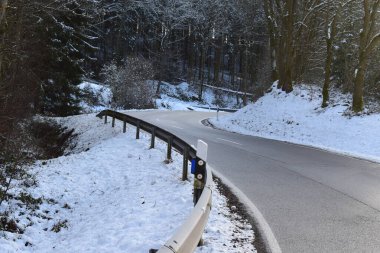 Bir yolu olan güzel bir kış manzarası.
