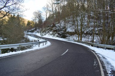 Dağlarda kış yolu