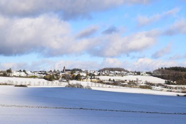 Karda köyü olan güzel bir manzara.