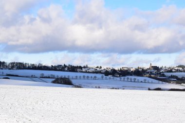 Önünde bir köy olan kış manzarası