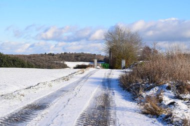 Kışın karla kaplı tarlalarda yol.