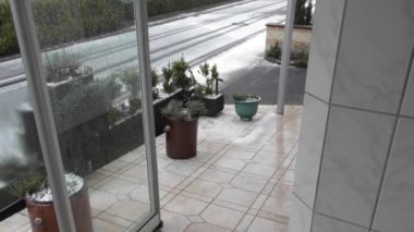 Beyaz kiremitli evdeki pencere.