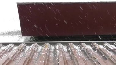 Çatıya yağmur damlaları düşer