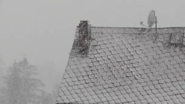 Kışın eski bir ev