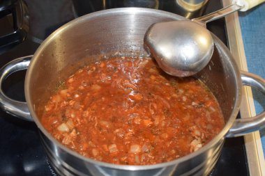 Sarımsaklı ve otlu ev yapımı domates çorbası.