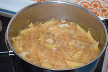 lahana turşulu makarna ve et