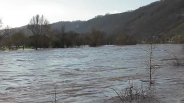 Sel ve nehir kışın Mosel