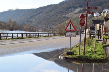 Mosel selinde yol tabelası