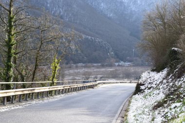 Bir dağ yolunun güzel kış manzarası.