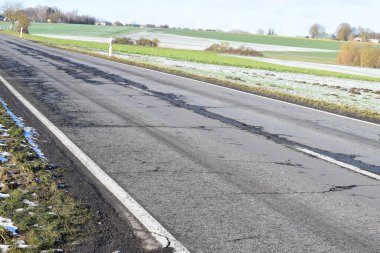Yol karla kaplı ve üzerinde büyük bir kar tabakası var.