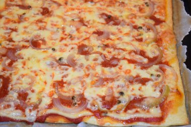 Pizza domates ve sosis