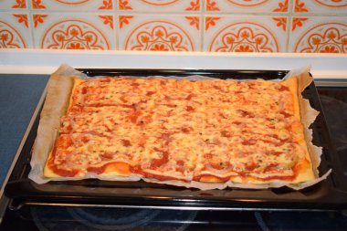 Sosisli ve peynirli pizza.