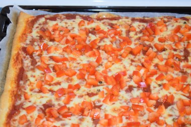 Pizza domates ve biber ile