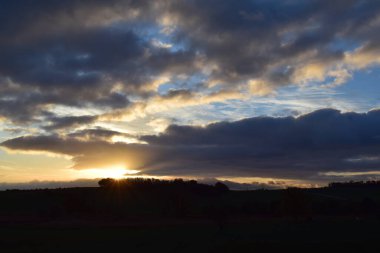 Tarlada gün batımı.