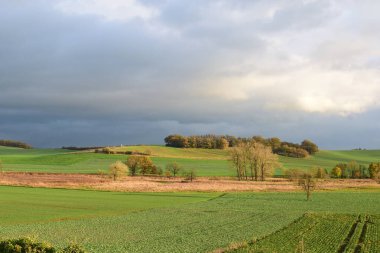 İlkbaharda bataklık ve tarım arazilerinin üzerindeki bulutlar