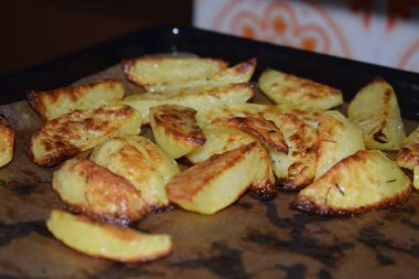 Tavada kızarmış kabak.