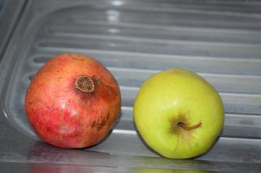 Mutfakta taze elmalar.