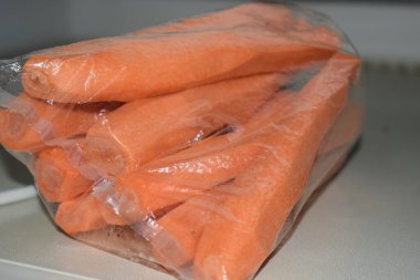 Plastik torba ve taze havuç.