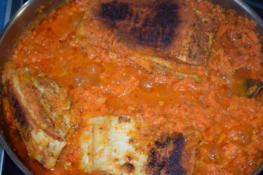 Kızartma tavasında sebzeli domuz pastırması.