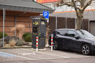 Şehrin otoparkında araba şarj oluyor.