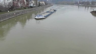 Mosel 'de kargo gemisi ve suda kuşlar.