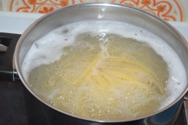 Bir spagetti tenceresinin yakın çekimi.