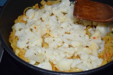 Lezzetli sebze tavası, karnabahar ve kırmızı biber manzarasını kapat.