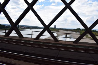 Kuru bir nehrin karşısındaki köprüde demiryolu rayları